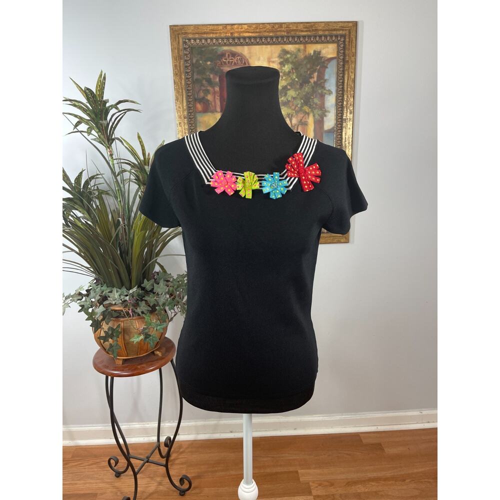 Knit Chic Tee Shirt Women's Small Black Floral Applique Short Sleeve Whimsical